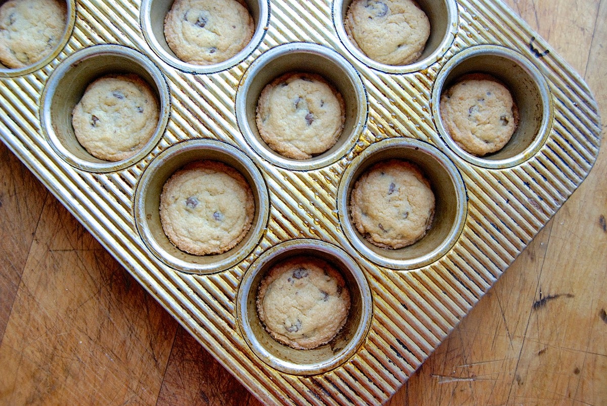 Muffin Pan Chocolate Chip Cookies via @kingarthurflour