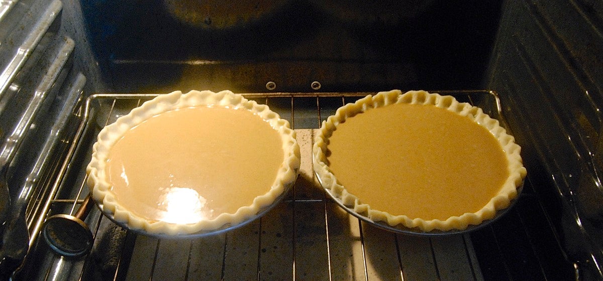 How to keep pumpkin pie from cracking via @kingarthurflour