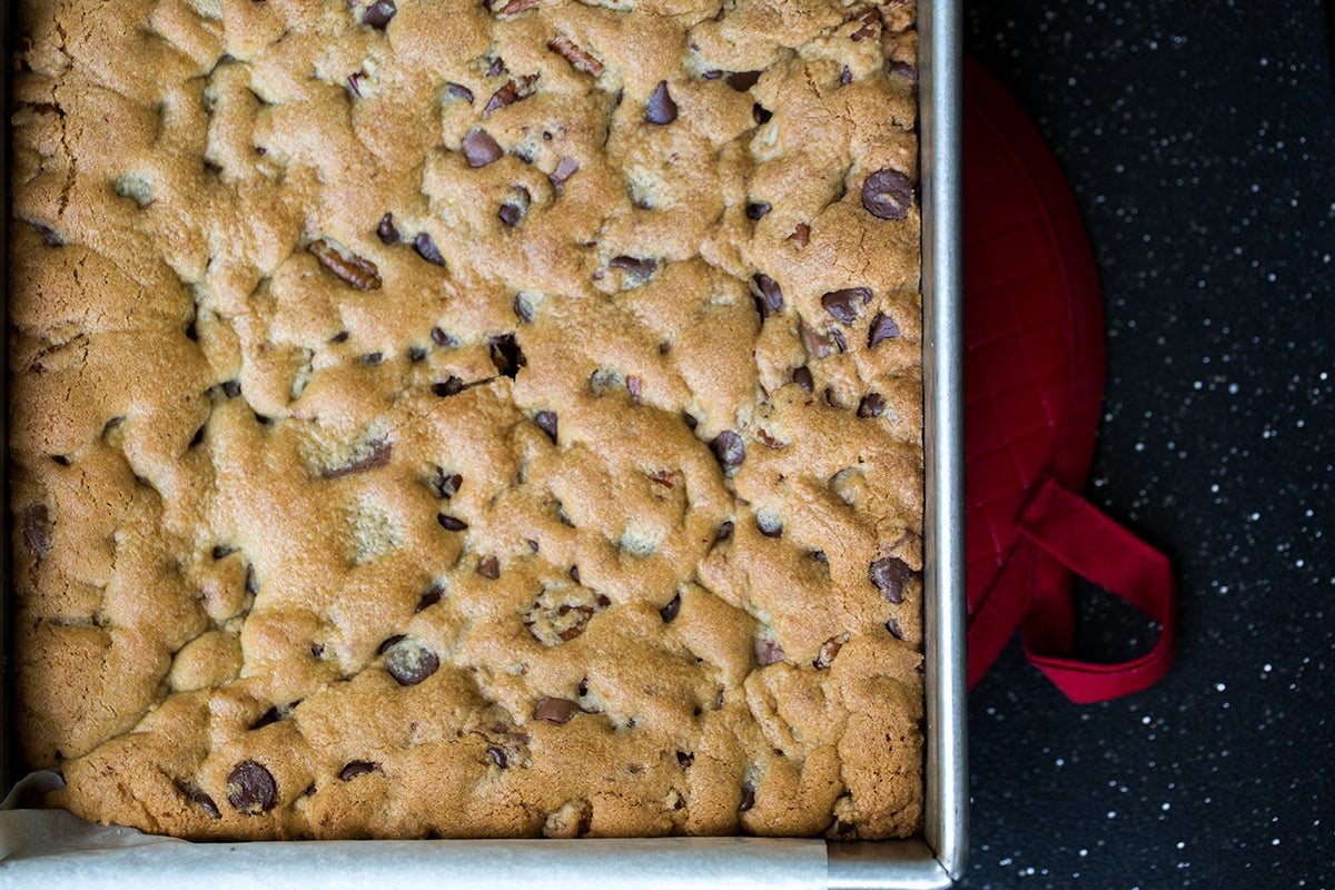 How to make cookie bars via @kingarthurflour
