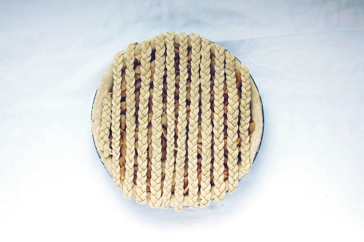 Decorative pie crust via @kingarthurflour