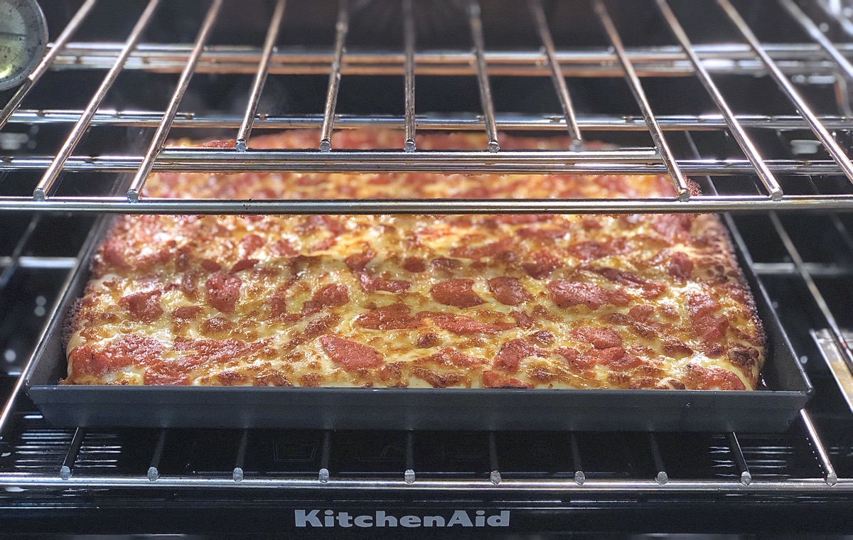 A pair of pan pizza recipes via @kingarthurflour