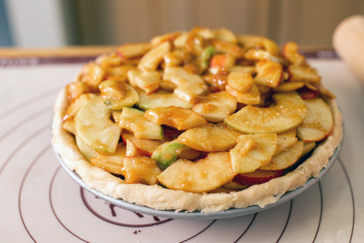 A pie without a top crust filled with apples