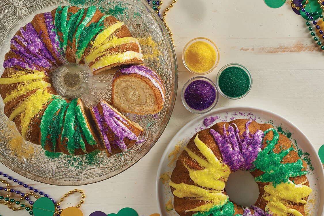 A king cake decorated for mardi gras