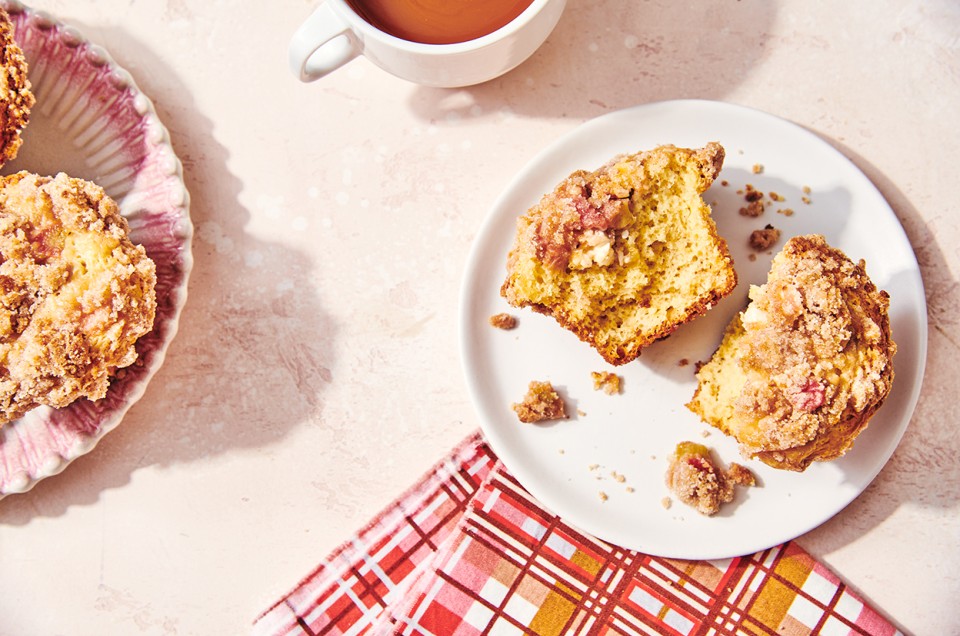 Rhubarb-Filled Streusel Muffins - select to zoom