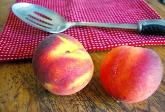 How to peel a peach without a knife via @kingarthurflour